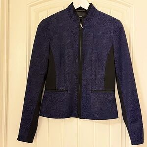 Beautiful, as good as new Tahari blazer jacket.